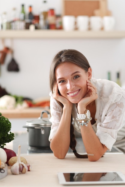 Uśmiechnięta osoba gotująca